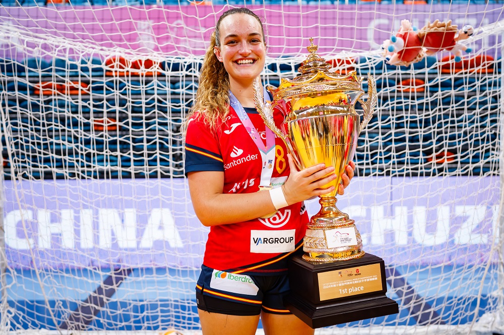 Judit González amb la medalla d'or i el trofeu de campiona